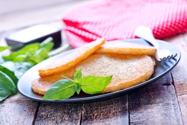 plaka üzerinde patates pancakes