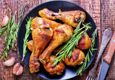 plaka üzerinde kızarmış tavuk