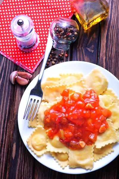 Ravioli z sosem pomidorowym — Zdjęcie stockowe
