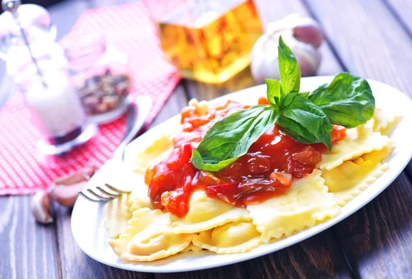 Ravioli com molho de tomate — Fotografia de Stock