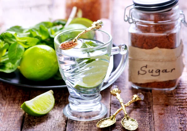 Cold drink with limes — Stock Photo, Image