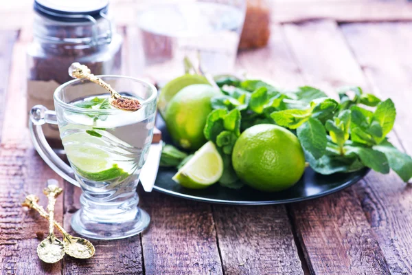 Cold drink with limes — Stock Photo, Image