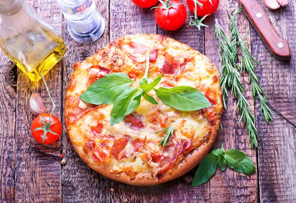 Peynirli ve jambonlu pizza.