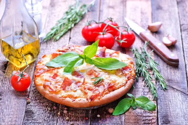 Peynirli ve jambonlu pizza.