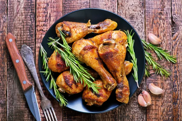 plaka üzerinde kızarmış tavuk