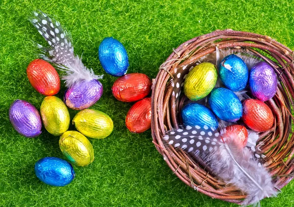 Œufs en chocolat en feuille — Photo