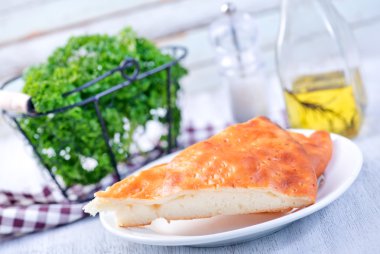 Beyaz tabak peynirli börek 