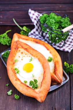 Yumurta ve peynir ile iki buns 