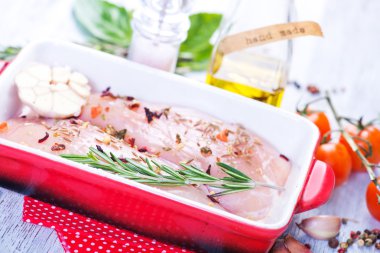 çiğ tavuk bulunan çanak 