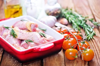 Çiğ tavuk bacağı.