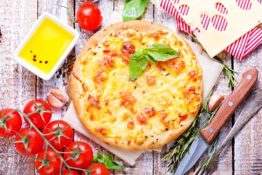 Lezzetli pizza domates ve peynir ile 