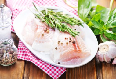 Baharatlar ve biber ile çiğ balık 