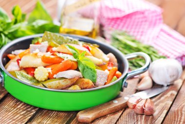 ile sebze kızarmış et 