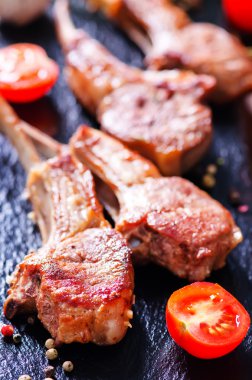 Kızarmış pirzola et 