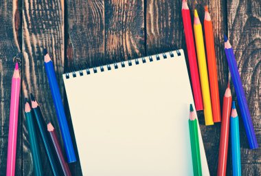 Boş defter ve renk kalemler 