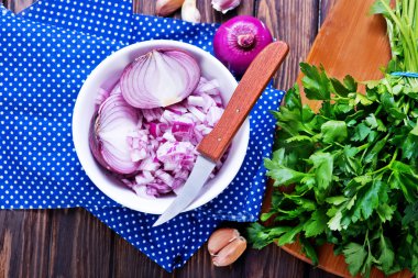 çiğ kırmızı soğan 