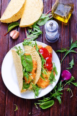 Tavuk ve sebze ile lezzetli tacos 