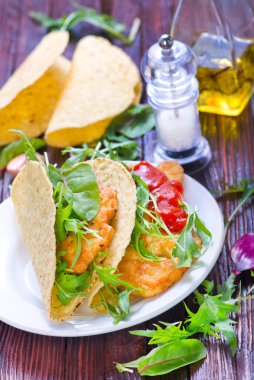 Tavuk ve sebze ile lezzetli tacos 