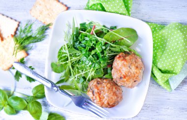 Beşamel sos plaka salata ile 