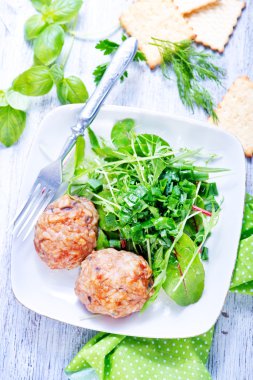 Beşamel sos plaka salata ile 