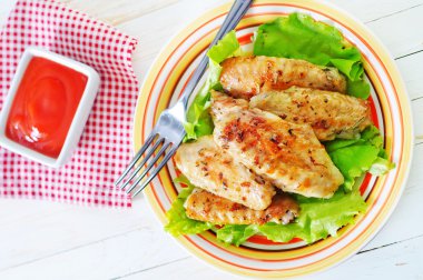 Kızarmış tavuk kanadı.