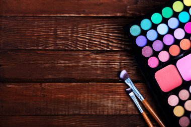 çeşitli makyaj ürünleri 