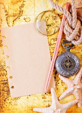 Eski defter, Büyüteç ve pusula 