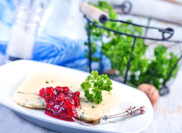 Käse in weißem Teller — Stockfoto