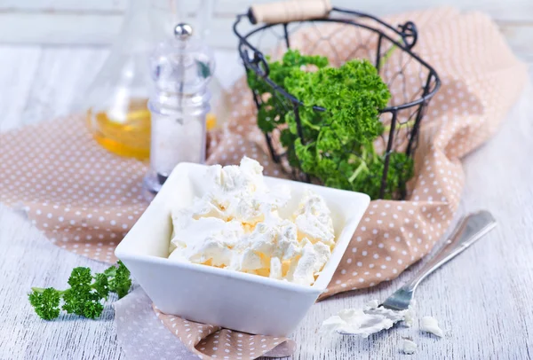 Сыр в белой тарелке — стоковое фото