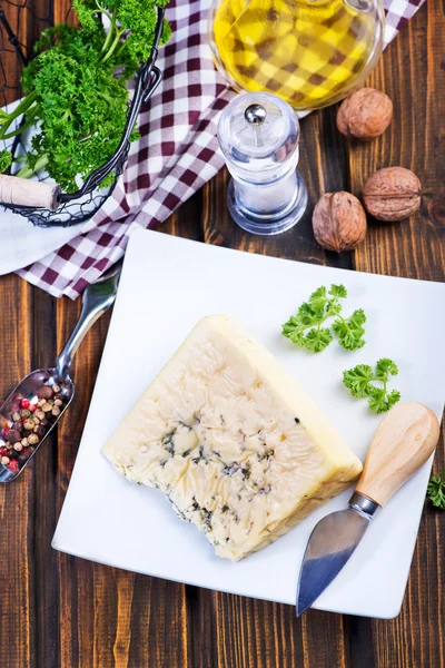 Queso en plato y cuchillo —  Fotos de Stock