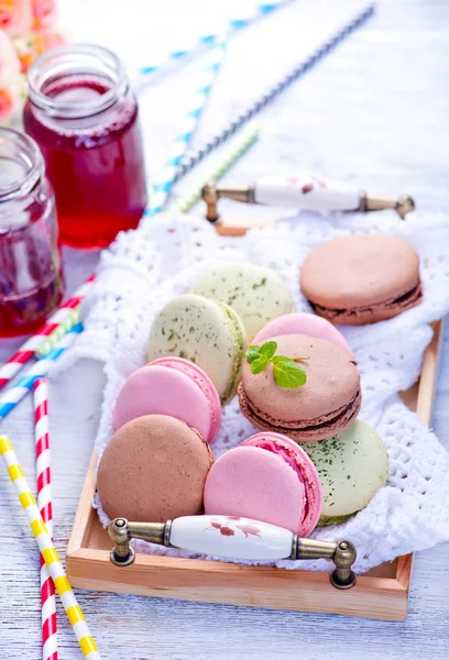 Macaroons de cor na mesa — Fotografia de Stock