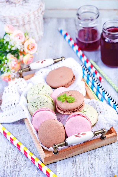 Macarrones de color en la mesa — Foto de Stock