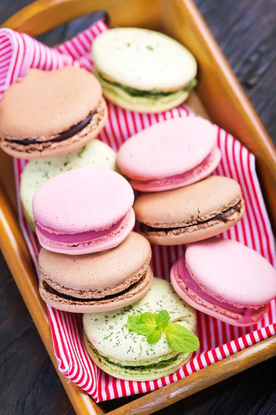 Macarons de couleur sur la table — Photo