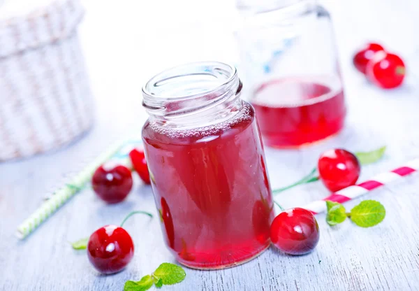 Bebida de cereza en vasos y cerezas —  Fotos de Stock