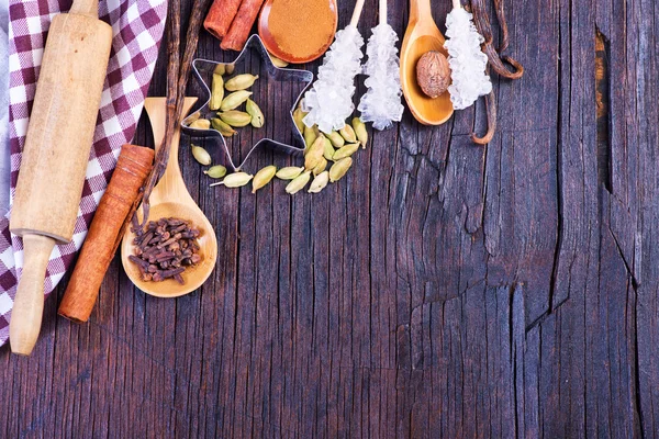 Épices pour la cuisson sur table en bois — Photo