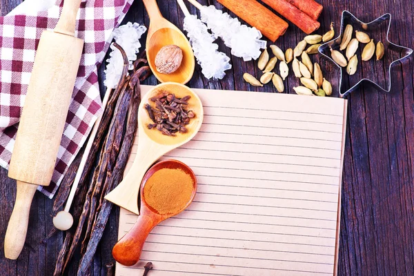 Épices pour la cuisson sur table en bois — Photo