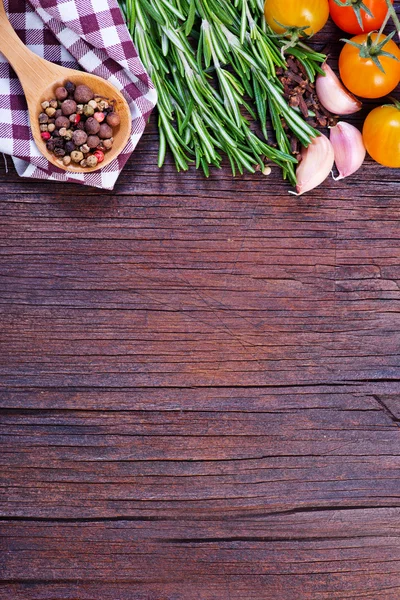 Pimenta de mistura com alecrim fresco e tomates — Fotografia de Stock