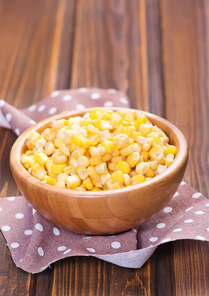 Yellow corn kernels in bamboo bowl — Stock Photo, Image