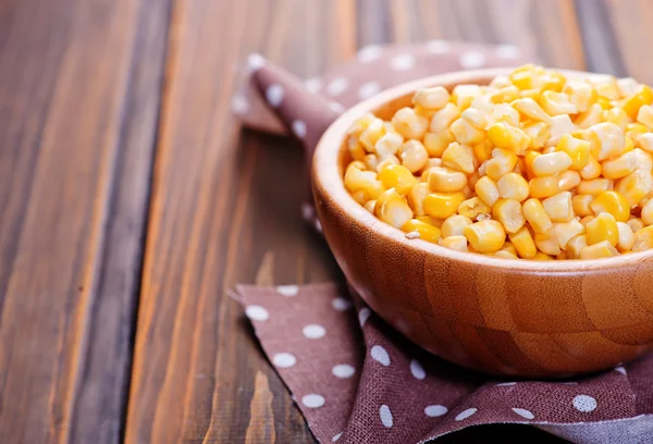 Yellow corn kernels in bamboo bowl — Stock Photo, Image