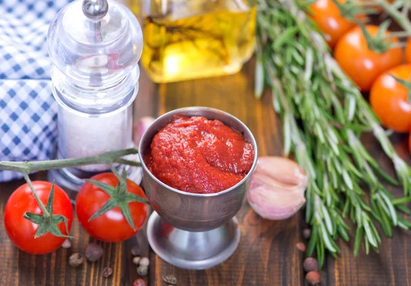 Tomato pasta in metal bowl — Stock Photo, Image