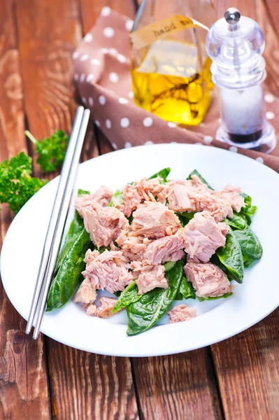 Salada com atum em prato branco — Fotografia de Stock