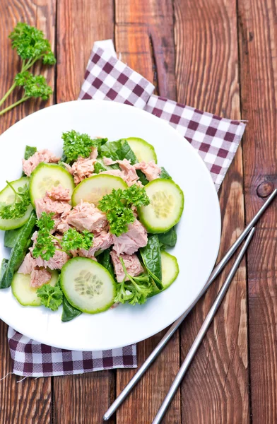 Salat mit Thunfisch auf weißem Teller — Stockfoto