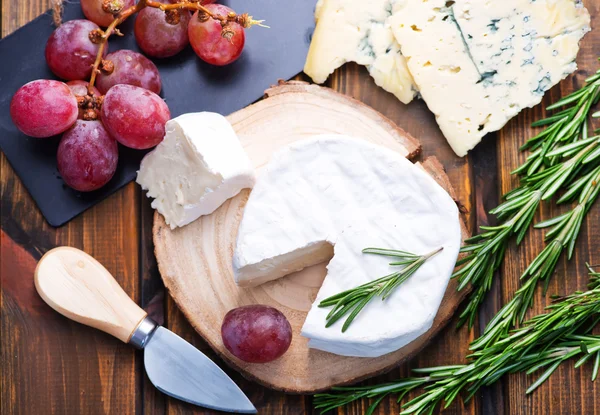 Käse und rote Trauben — Stockfoto