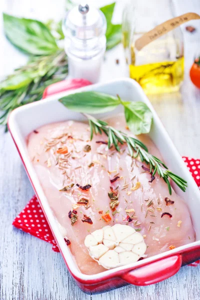 Raw chicken in dish — Stock Photo, Image