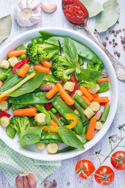 Warzywa wymieszać w misce — Zdjęcie stockowe