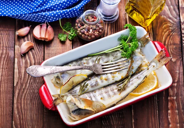 Gebratener Fisch in Schüssel — Stockfoto