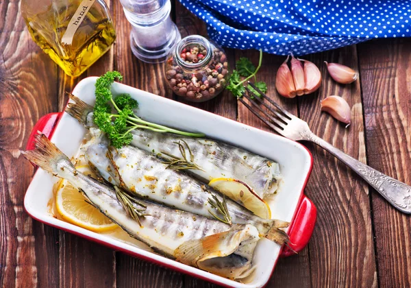 Gebratener Fisch in Schüssel — Stockfoto