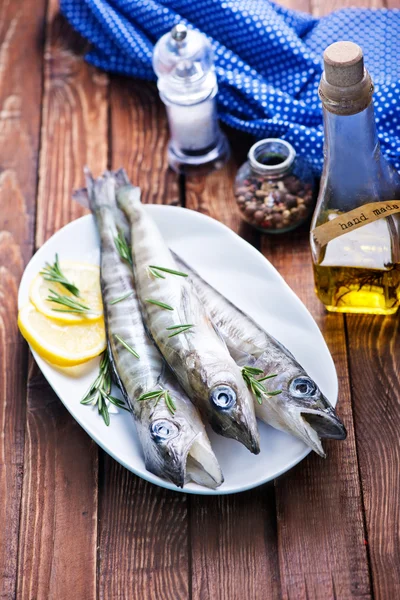 Pesce crudo con sale e limone — Foto Stock