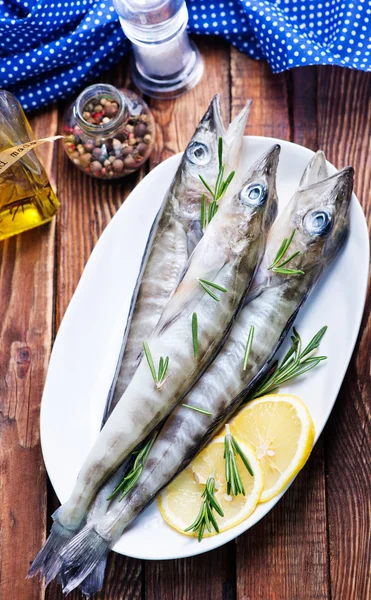 Surowe ryby z solą i cytryną — Zdjęcie stockowe