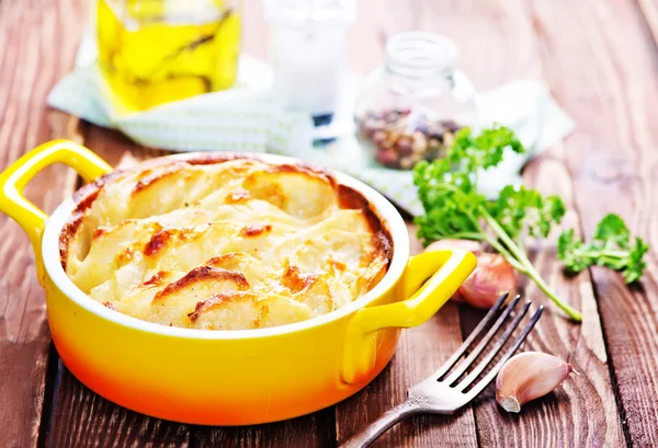 Lekkere gebakken aardappel in kom — Stockfoto